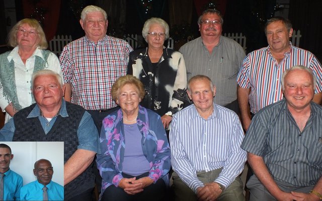 Die Beheerraadslede, voor vlnr: Joe Mangiagalli (voorsitter), Hermine Groenewald, Hennie Lochner en Len Olivier. Agter vlnr is Francia van Dyk, Wollie Jacobs, Linda Meyer, John van Rooyen (bestuurder: HaS) en Flip Geldenhuys, en met Ryan Murtz en Norman Sauls (inlasfoto).